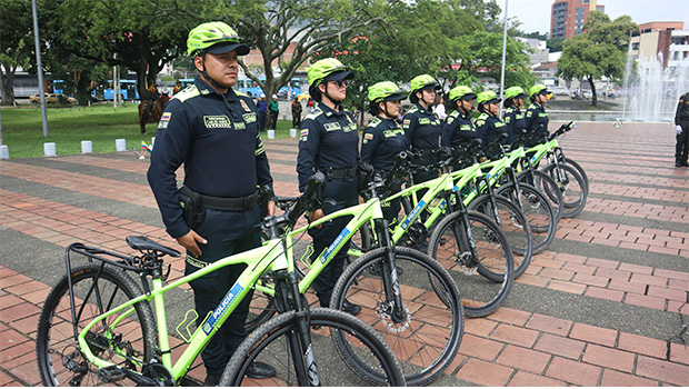 policias en bicicletas brindando seguridad