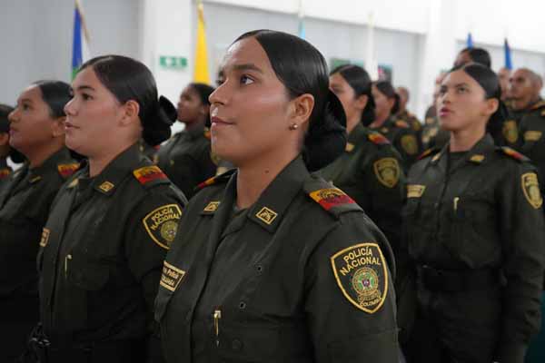 35 j&oacute;venes auxiliares de polic&iacute;a 