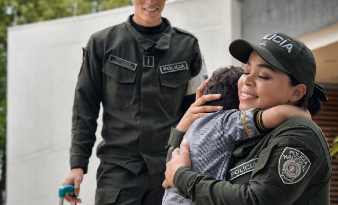 dos polic&iacute;as contemplando la presencia permanente de ni&ntilde;os y ni&ntilde;as en instituciones educativas
