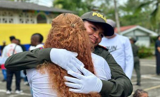 Mamá de auxiliar de Policía en celebración de juramento de bandera para el mes de enero 2026