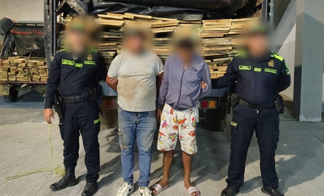 Dos funcionarios policiales, dos personas capturadas y madera incauta