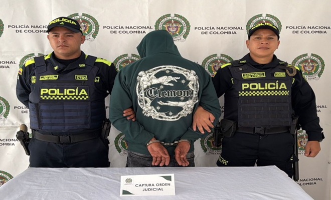Dos Policías con persona capturada por extorsión 