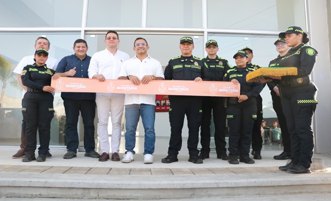 Cortando la cinta de la nueva estación de Policía