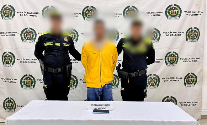 Un celular incautado encima de una mesa