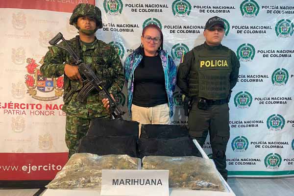 Un Polic&iacute;a, un soldado de ejercito, Un capturado y elementos incautados