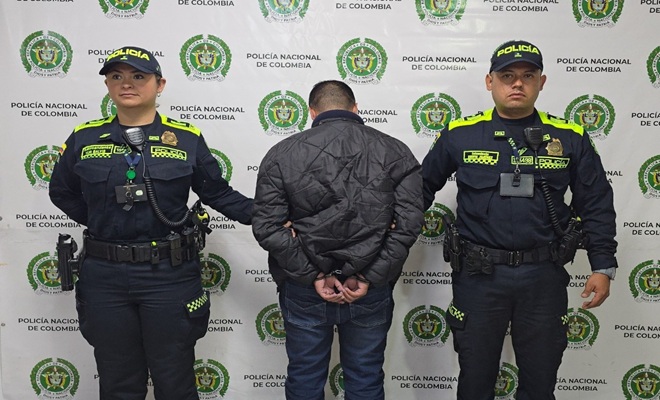 dos policías y un capturado 