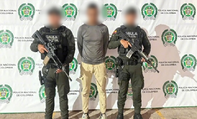 Funcionarios del GAULA junto al capturado 