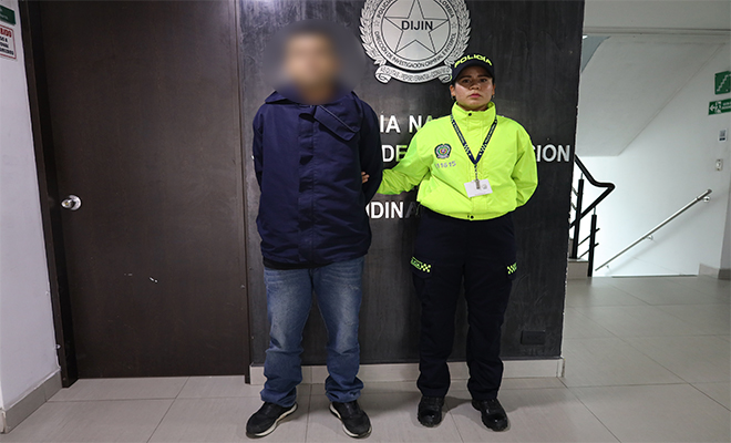 Una persona capturada por una polic&iacute;a.