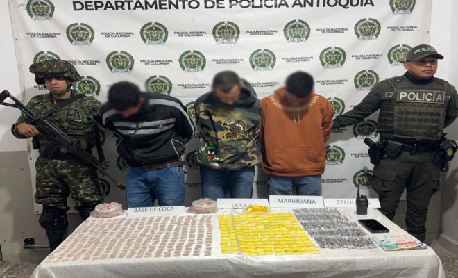 Dos policías custodian a tres capturados capturada