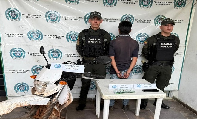 Dos polic&iacute;as, un capturado, una motocicleta recuperada y elementos incautados 