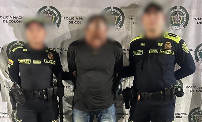 Dos policías con un capturado 