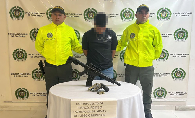 Dos polic&iacute;as y un capturado se incauta un fusil y un revolver