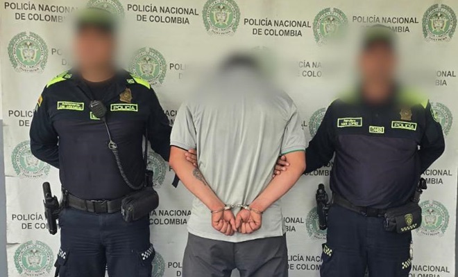 Dos policías y una persona capturada