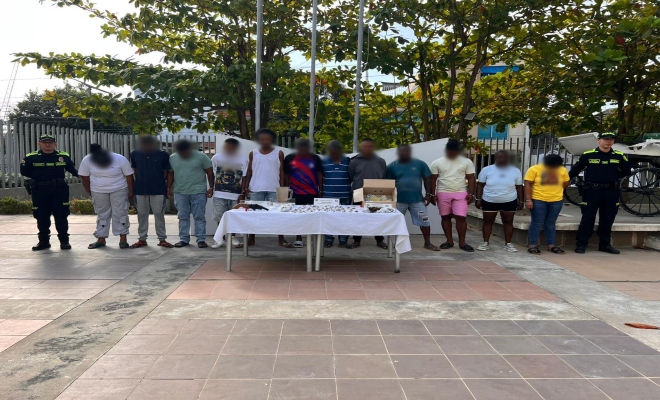 Dos policías, doce capturados y elementos incautados