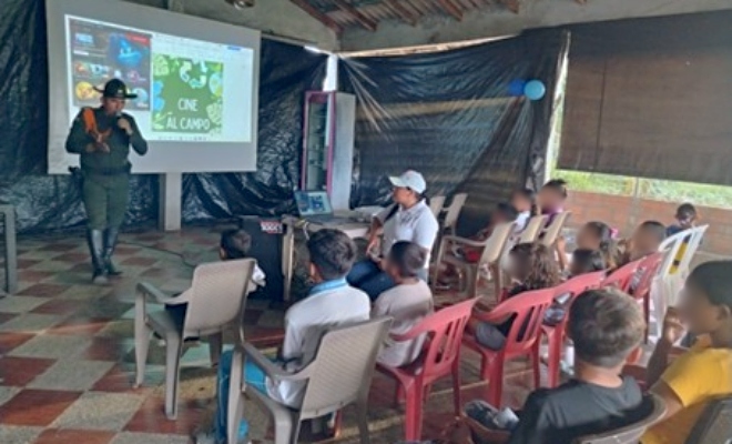 Una iniciativa que une diversión, educación y seguridad, fortaleciendo la relación entre la Policía y la comunidad rural.
