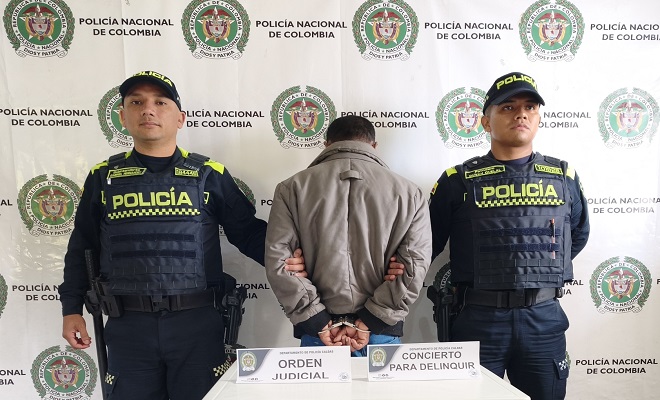 Policías con persona captura por el delito de concierto para delinquir 