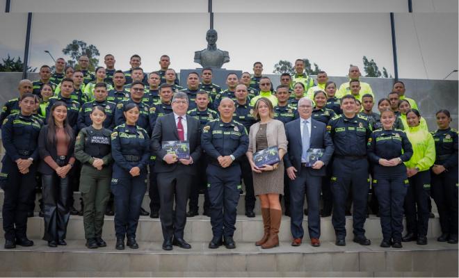  Fotografía general de los asistentes y policías quienes realizaron capacitación