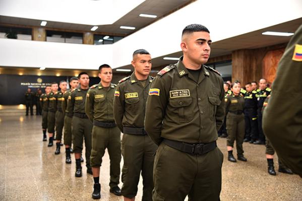 Auxiliares de Policía con la bota del pantalón  arremangada como homenaje al Día Internacional de Información sobre el Peligro de las Minas y de Asistencia para las Actividades Relativas a las Minas 
