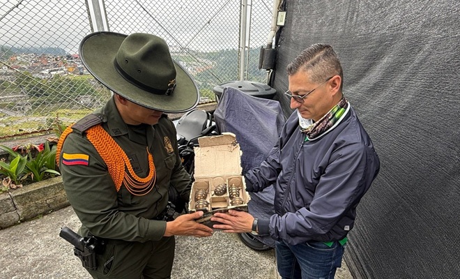 un uniformado carabinero y una persona entregando unas tortugas 