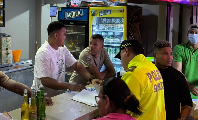 policía con la ciudadania