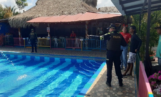 Policía realizando control a piscinas
