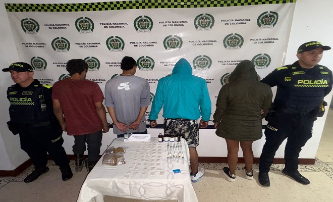 Polic&iacute;as con personas capturadas por tr&aacute;fico local de estupefacientes 