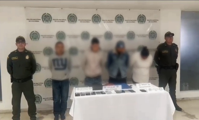 Dos Polic&iacute;as, y en medio de la captura cuatro capturados y elementos recuperados 