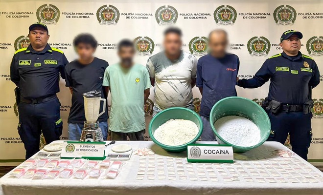 Dos Policías con Cuatro capturados y estupefacientes incautados