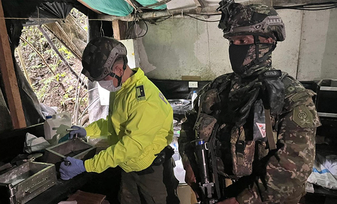 Funcionario de Polic&iacute;a y Ejercito inspeccionan laboratorio de coca&iacute;na