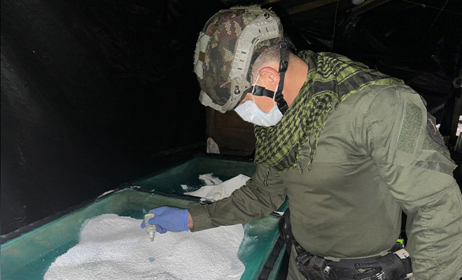 Policía aplica reactivos a sustancia que al parecer es cocaína