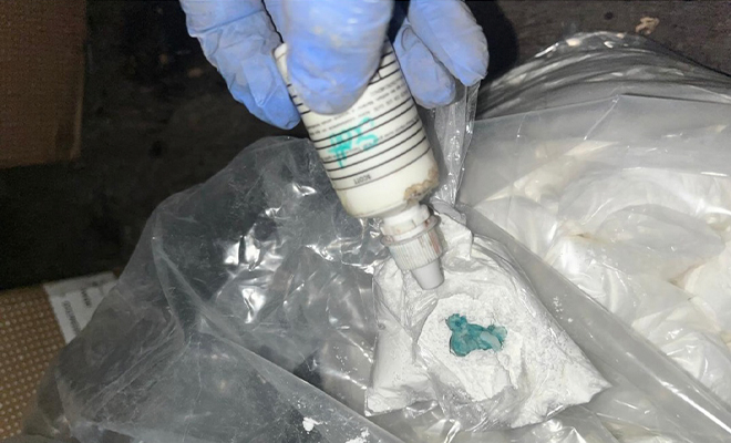 Aplicación de reactivo a sustancia que al parecer es cocaína