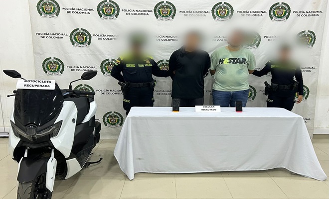 Polic&iacute;as y una persona capturada