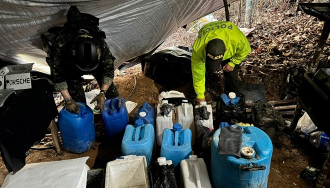 Un Policía y Un Soldado con Elementos hallados en laboratorio