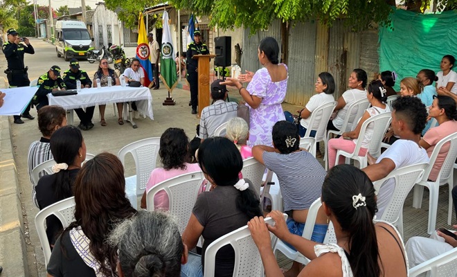 Policía dialogando con la comunidad