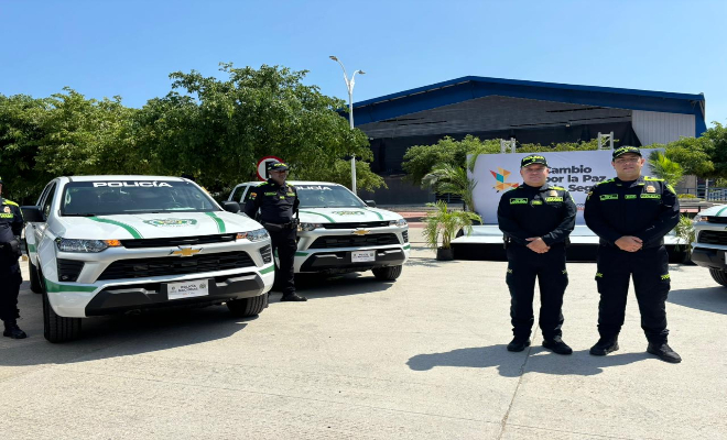Tres policías, dos vehículos institucionales