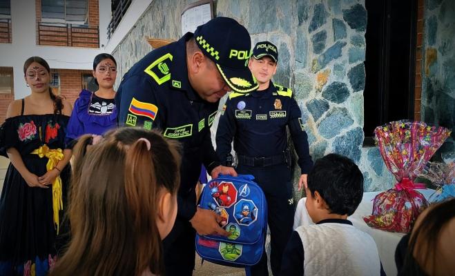 Coronel Edgar López entregando kits escolares y regalos a niños