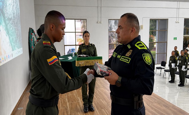 Señor Coronel Comandante del Departamento de Policía entregando reconocimiento al personal exaltado durante el proceso de formación 