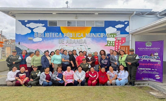 Un grupo de mujeres al rededor de 30 4 funcionarias policiales
