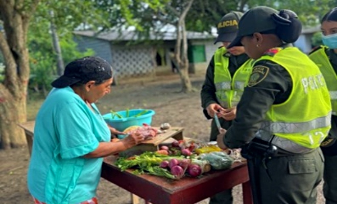 Policía Comunitaria de San Pelayo fortalece lazos con la comunidad en una jornada de integración y apoyo a la población vulnerable en La Coquera.