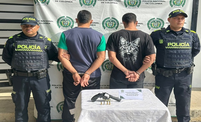 Se muestra polic&iacute;as con personas capturadas por el delito de fabricaci&oacute;n tr&aacute;fico porte o tenencia de armas de fuego 