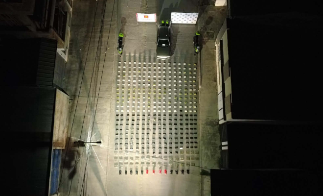 Bolsas de marihuana en el piso incautadas por la Policía Nacional