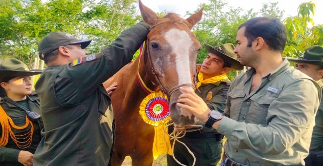 Homenaje de despedida por parte de la Policía al equino Armero, junto a su nuevo dueño.