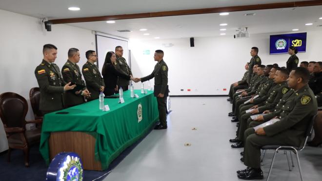 Entregan de reconocimiento a un personal de estudiantes de la Escuela Antidrogas "Mayor Wilson Quintero Martinez"