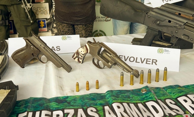 Incautados fusiles, pistola, revolver, munición, radios de comunicación, brazaletes, pancartas, panfletos y valeras de cobros de extorsión 4 personas capturadas y un menor aprehendido. 