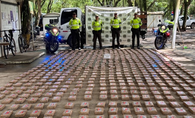 Cuatro policías de la seccional de tránsito y transporte custodian cocaína incautada