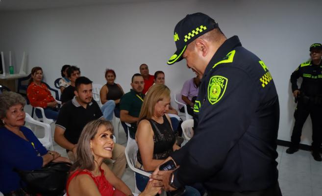 Reuni&oacute;n del comandante Edgar L&oacute;pez con l&iacute;deres de la comuna 10 en Ibagu&eacute;