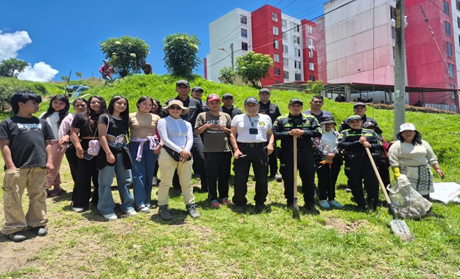 Grupo de personas y 5uniformados acompañando la actividad Comunitaria lideró actividades de ornato, embellecimiento y siembra de árboles junto a entidades y comunidad del sector Nueva Sindagua