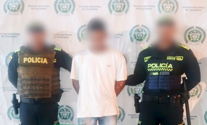 2 Policías con una persona capturada