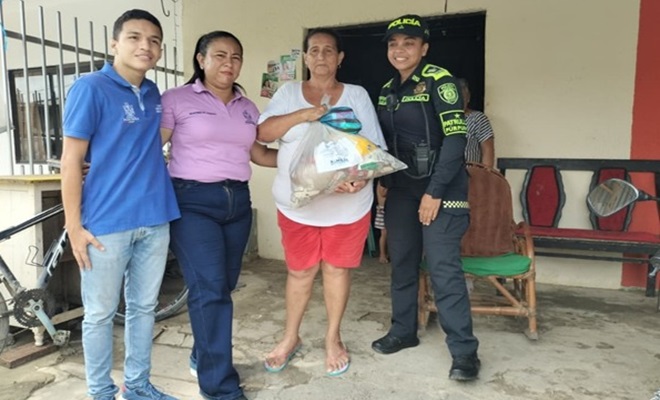 Policía de la patrulla purpura con la comunidad