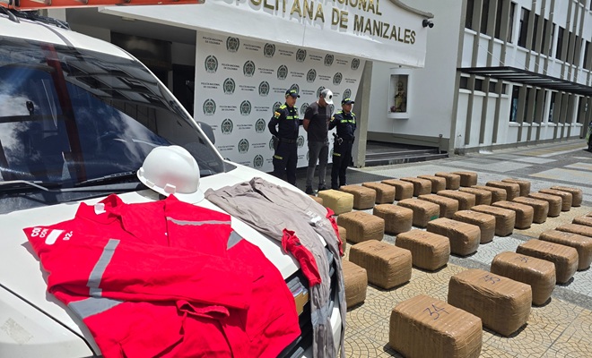 un carro, uniforme de claro, marihuana incautada, dos policías y un capturado 